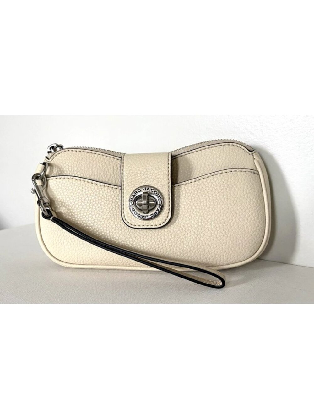 New Marc Jacobs Pouch Wristlet Pebble Leather Marshmallow / Silver